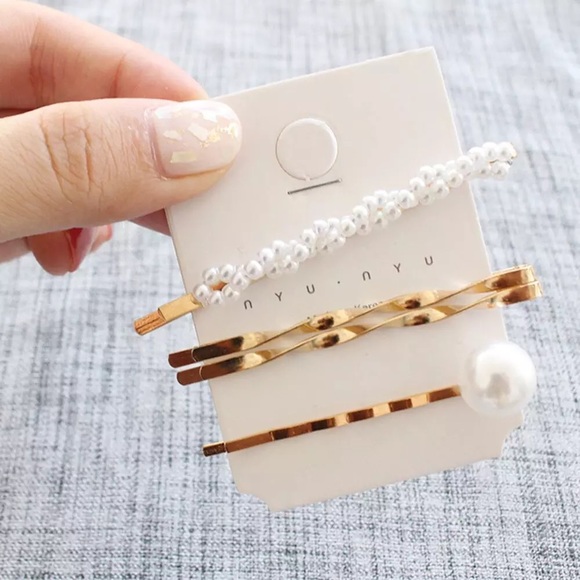 Urban Outfitters Accessories - 3/$30 💛 Metal Pearl 4pc Bobby Pin Hair Clip Set